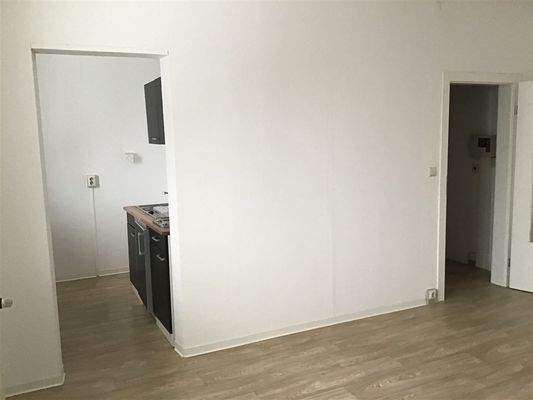 Wohn-Schlafraum Richtung Flur/Kochnische