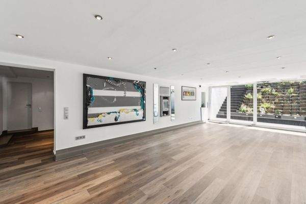 Kino-/Hobbyraum Untergeschoss mit Zugang zum Garten 