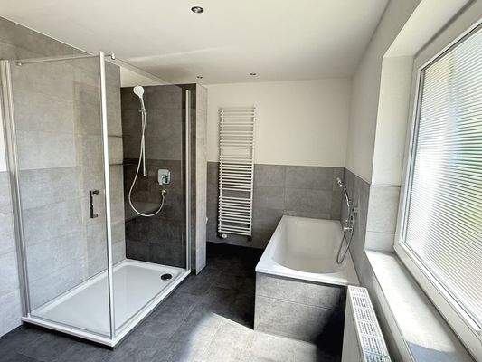 Neues Bad mit ebenerdiger Dusche, Wanne und WC