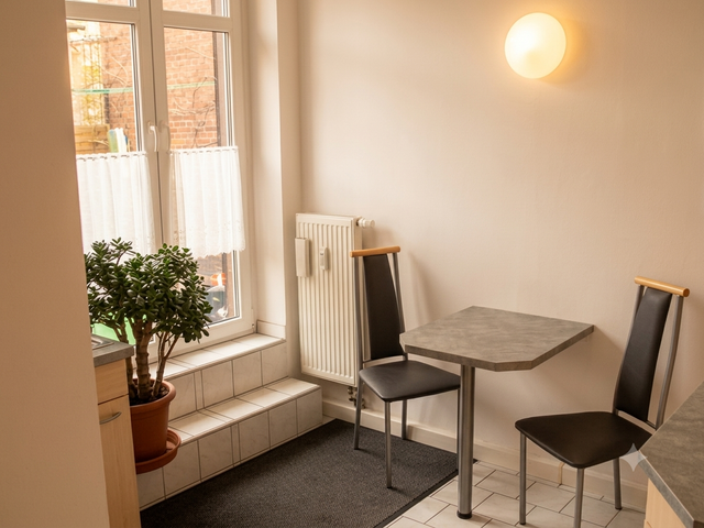 Einzigartiges Wohnen im Hinterhaus – Charmante Maisonette-Wohnung mit spektakulärer 50 qm Sonnenterrasse in der Erfurter Altstadt - Photo 1