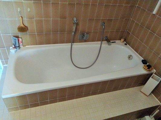 Badewanne im Badezimmer 1