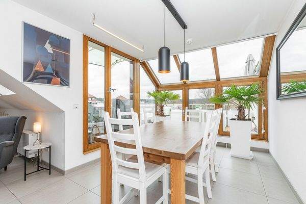 Essbereich mit Blick auf die Terrasse