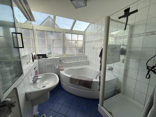 Tageslichtbad mit Wanne und Dusche