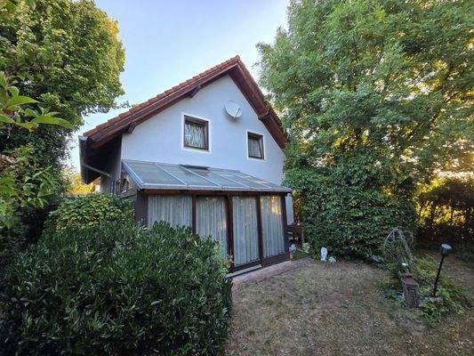 Gartenansicht mit Wintergarten