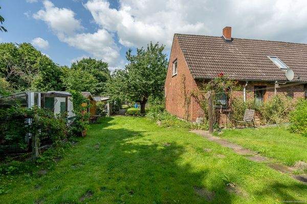 Garten und Blick auf das Wohnhaus