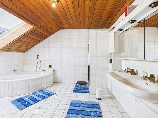 großzügiges Badezimmer
