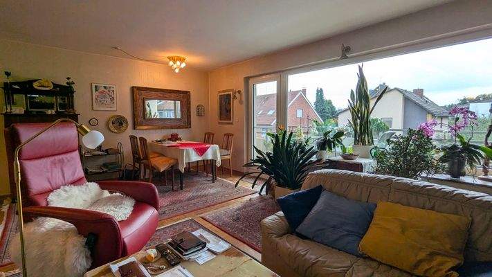 Wohnzimmer mit Balkon