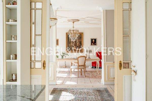 Blick von der Küche in den Essbereich