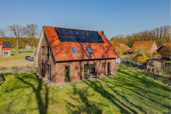 Rückansicht mit Photovoltaik auf dem Dach