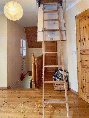 Dachgeschoss, ausgeklappte Leiter zum Spitzboden.j