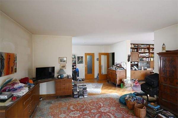 Großzüggiges Wohnzimmer