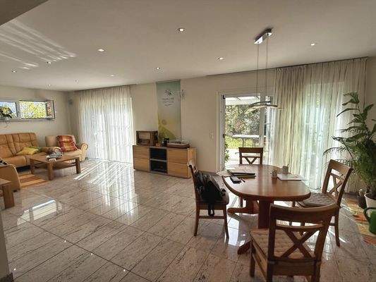 Wohn-/Esszimmer mit Ausgang zur Terrasse und Garten