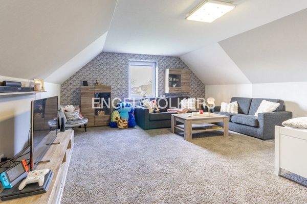 Ein weiteres Zimmer im Dachgeschoss, dass viel Platz bietet, für verschiedenste Nutzungen, wie hier als Wohn- und Schlafbereich mit angrenzendem Büroplatz