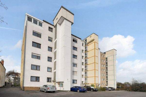 Hausansicht mit Stellplatz