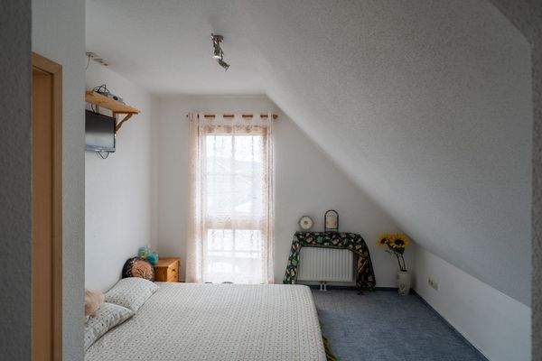 Schlafzimmer mit angrenzender Ankleide