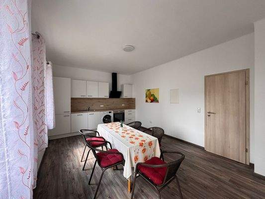 Küche mit Essbereich möbl.