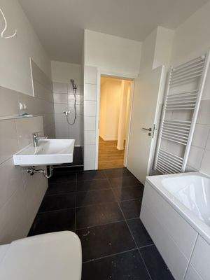 Badezimmer mit Badewanne und Dusche