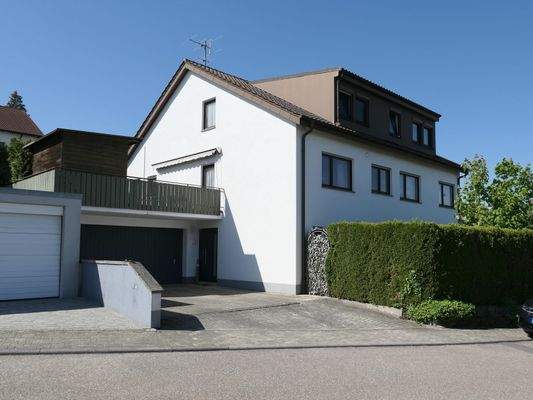 Hauseingang und Stellplatz