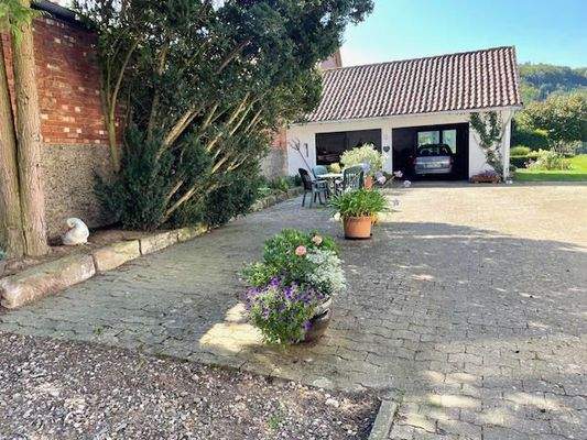 Hof mit Doppelgarage