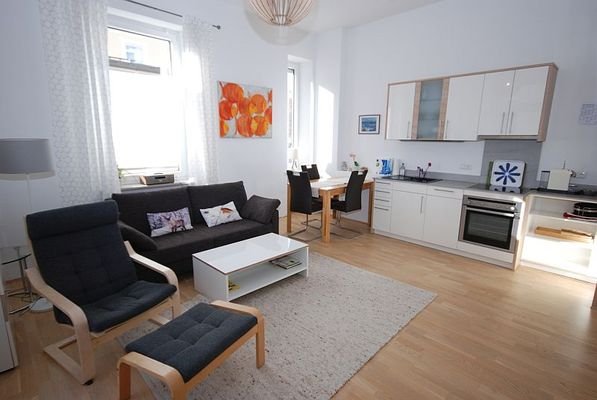 Wohnzimmer mit Einbauküche