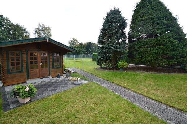 4 Gartenhaus und Bäume