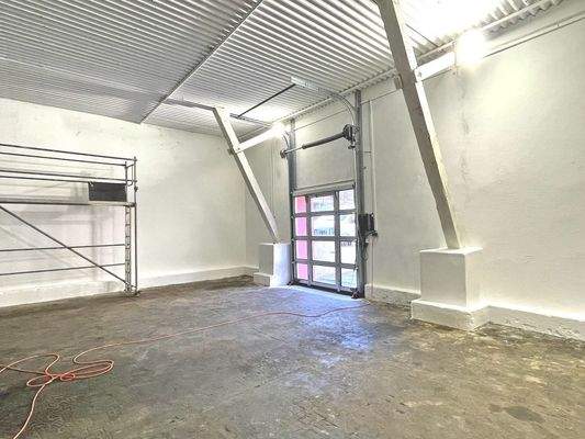 vermietete, ausgebaute Halle