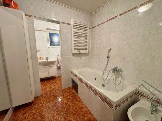 Bad im UG - gegenüber Sauna