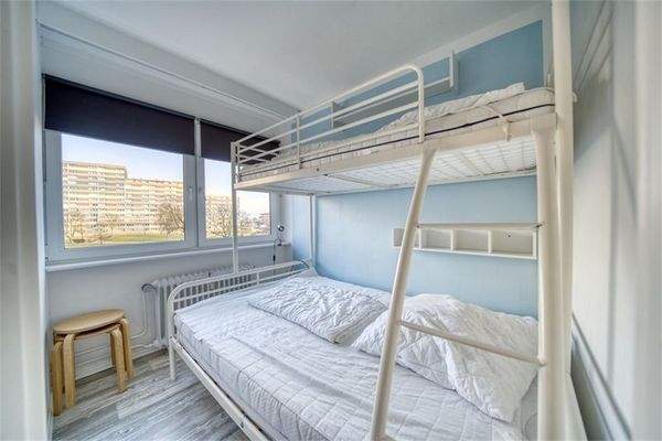 Kinderzimmer mit großem Etagen