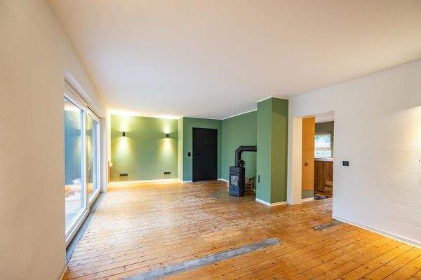 Wohn-/Esszimmer mit Zugang zur Terrasse, mit Kaminofen