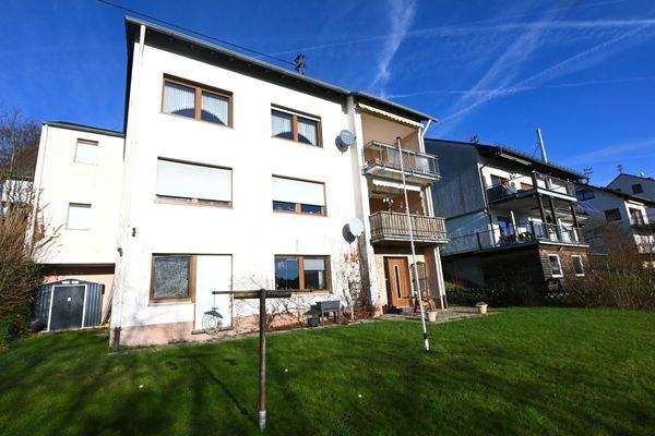 Hauptwohnung u. 2 Einliegerwohnungen im Souterrain