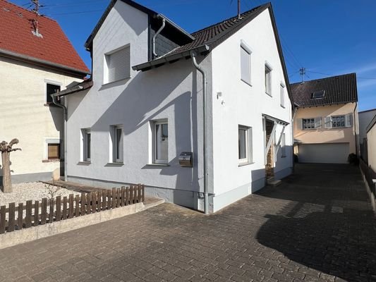 Vorder- und Seitenansicht Haus 1