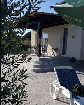 Die Terrasse stellt eine Oase der Ruhe dar