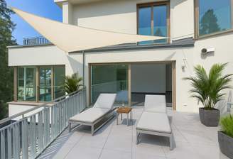 Sonniger Aussenbereich mit Rundumblick über den Wiesengrund - (KI generiert)