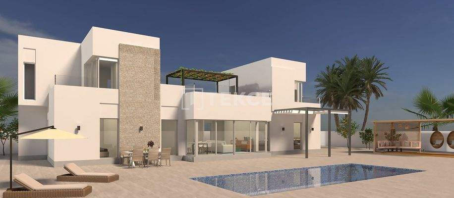 Detached Villa with Pool Near the Beach in Torrevieja Alicante