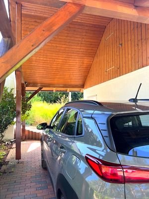 Carport neben der Garage