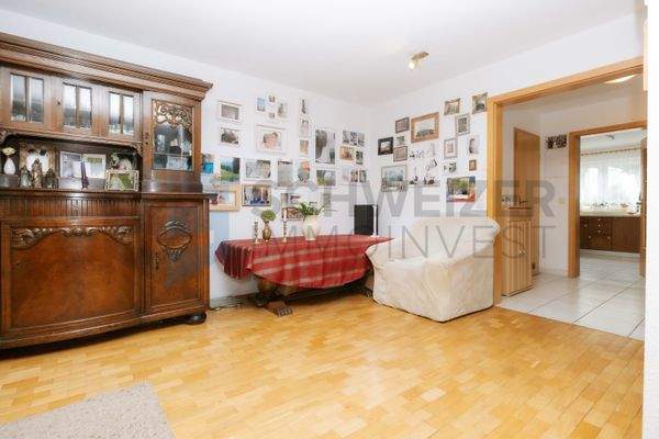 Wohnzimmer mit Zugang zur Terrasse