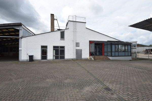 Lager und Produktionshalle