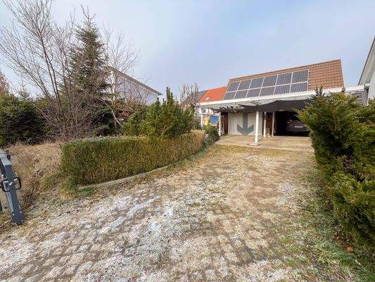 Einfahrt mit Garagen