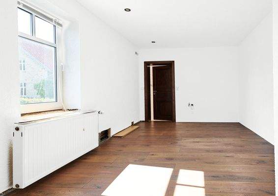 Die Ankleide mit Zugang zu Badezimmer