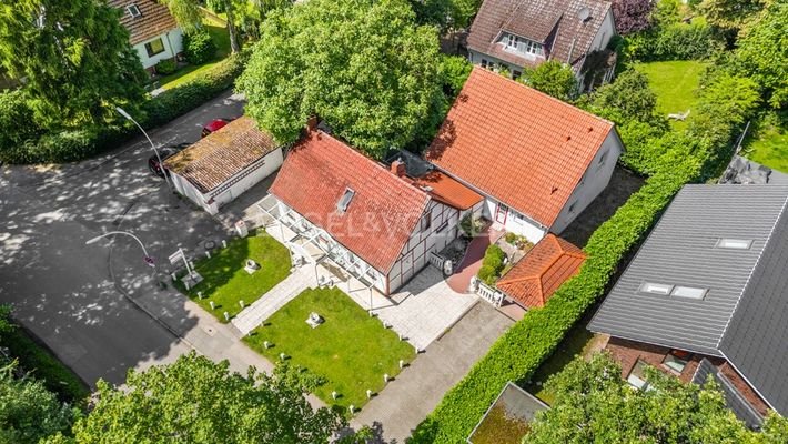 Ensemble eingebettet im grünen Bergstedt