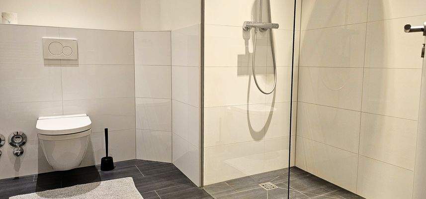 Badezimmer mit ebenerdiger Dusche