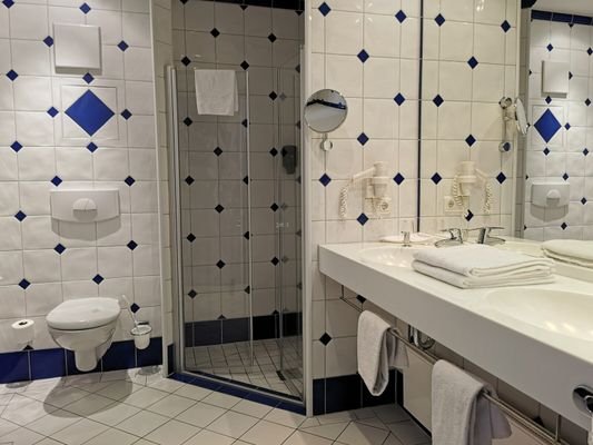 Bad mit Dusche/Doppelwaschbecken/WC