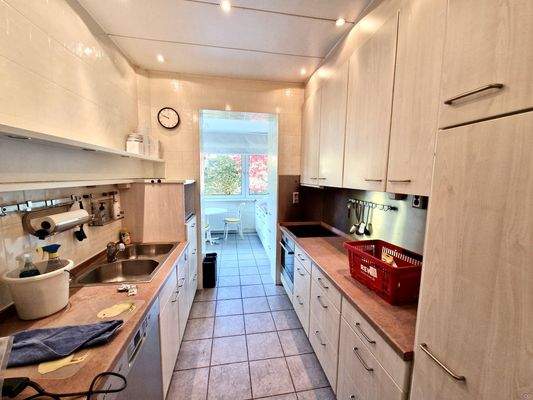 Küche mit angrenzendem Wintergarten