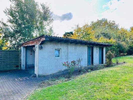 Und großem Gartenhaus