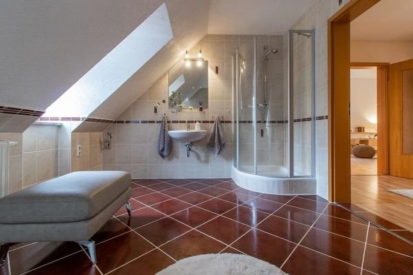 Badezimmer, Blick auf Dusche (Dachgeschoss)