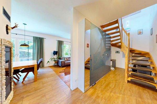 Wohn- und Essbereich / Gang