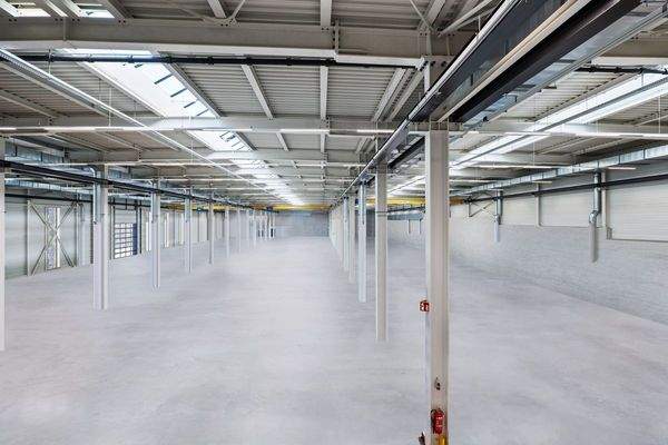 in 2 Bereiche teilbar (jeweils 2000m²)