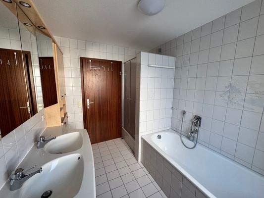 Tageslichtbad mit Dusche und Wanne