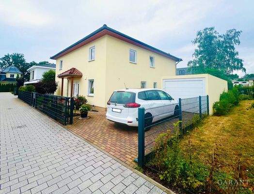 Hausansicht mit Garage