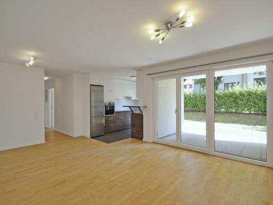 Offener Wohn-und Essbereich mit Zugang zur Terrasse